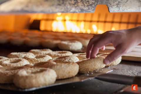 bagels au sésame cuits au four à bois