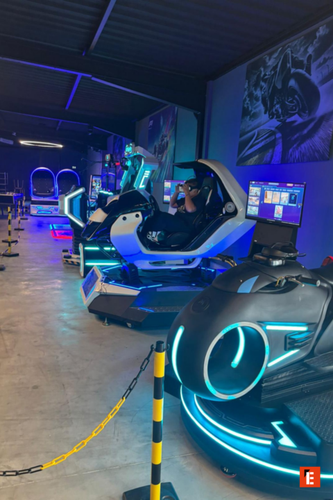 arcade vr néon — simulateurs et pods immersifs