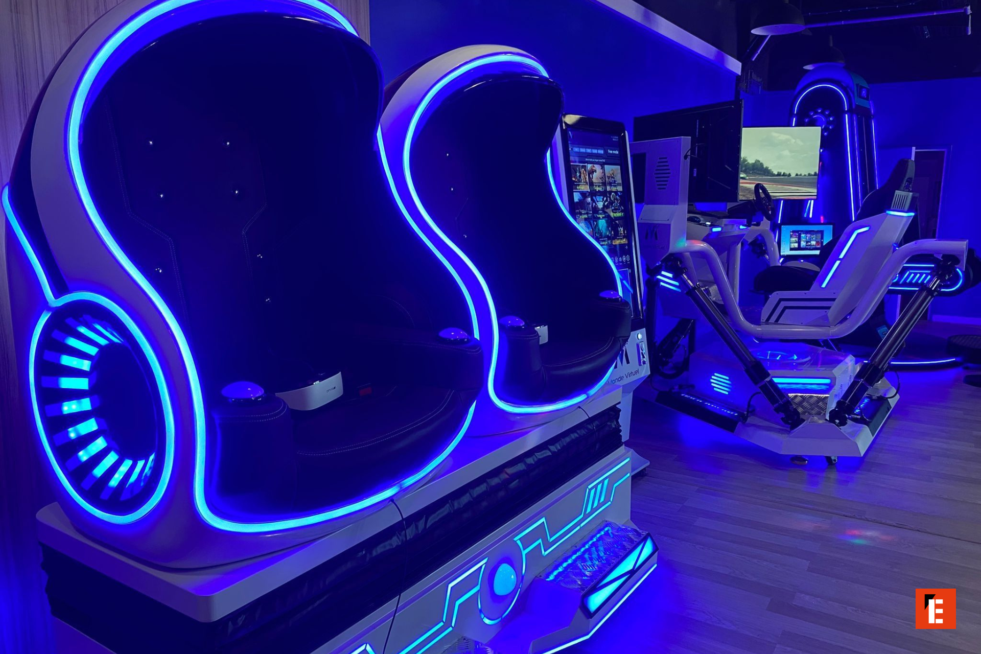 arcade vr néon bleu : pods et simulateurs de course