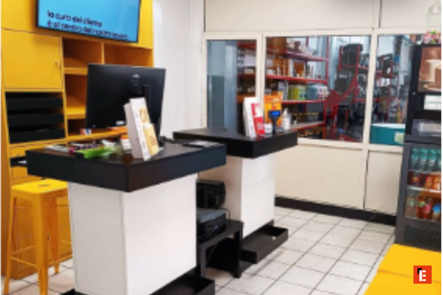 area cassa moderna con magazzino a vista e frigorifero