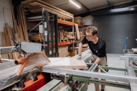 menuisier à la scie sur table en atelier