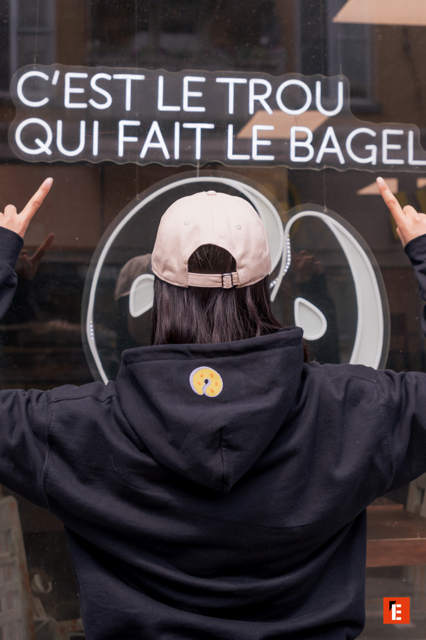 personne devant vitrine néon: le trou qui fait le bagel