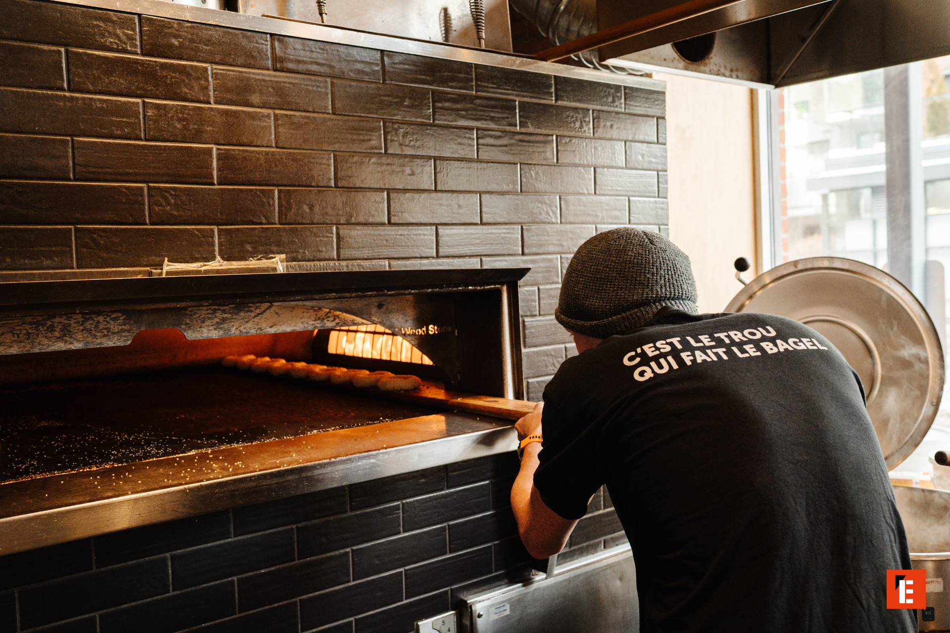 artisan sort des bagels chauds du four