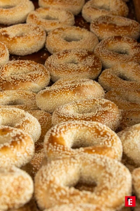 bagels au sésame dorés et fraîchement cuits