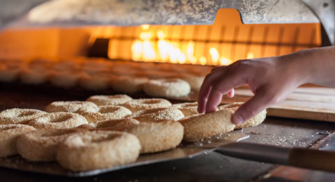 bagels au sésame artisanaux au four à bois