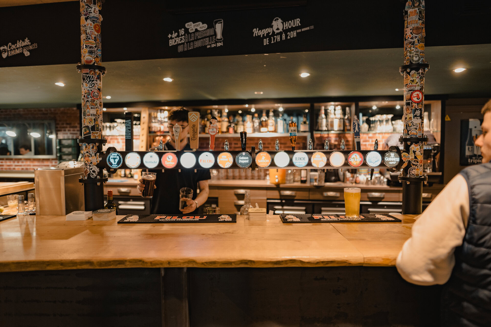 bar chaleureux : comptoir et tireuses à bière