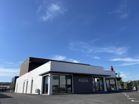 siège moderne du groupe alysia sous ciel bleu