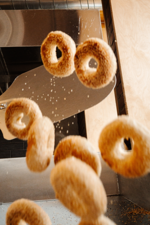 beignes dorés en vol — croquant et sucré