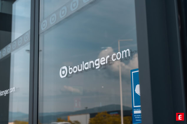 logo boulanger sur vitrine réfléchissante