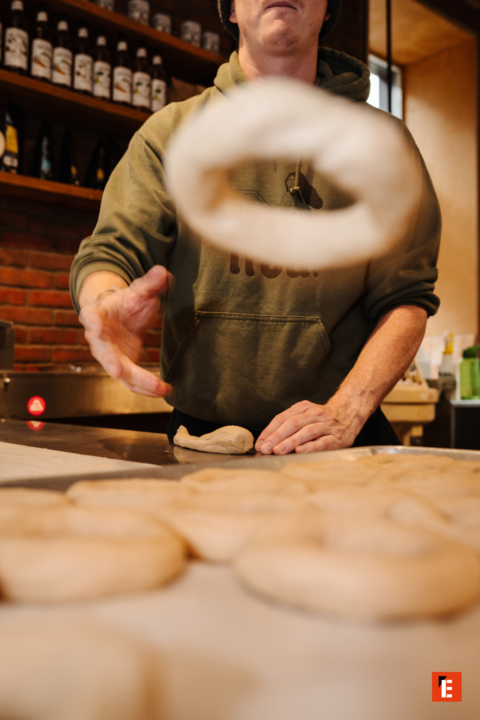 boulanger artisanal lançant un anneau de pâte
