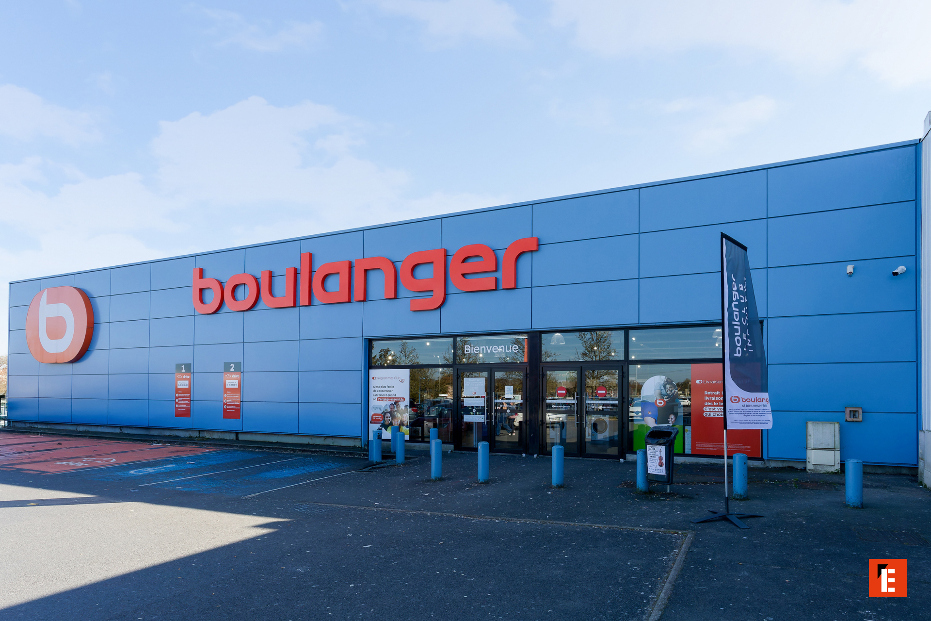boulanger : façade bleue et enseigne rouge