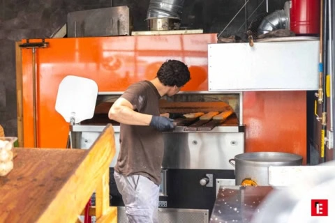 boulanger retire pains dorés d’un four industriel