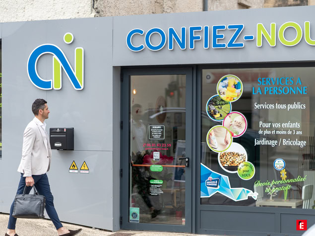 vitrine services à la personne avec passant