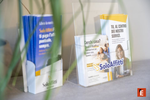 brochure soloaffitti: espositori per affitti e locazioni