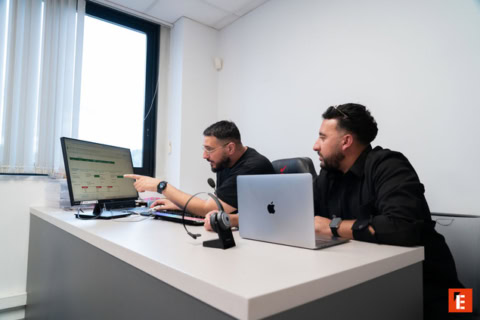 deux collègues en collaboration numérique au bureau