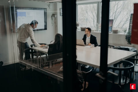 réunion dÉquipe en salle vitrée moderne