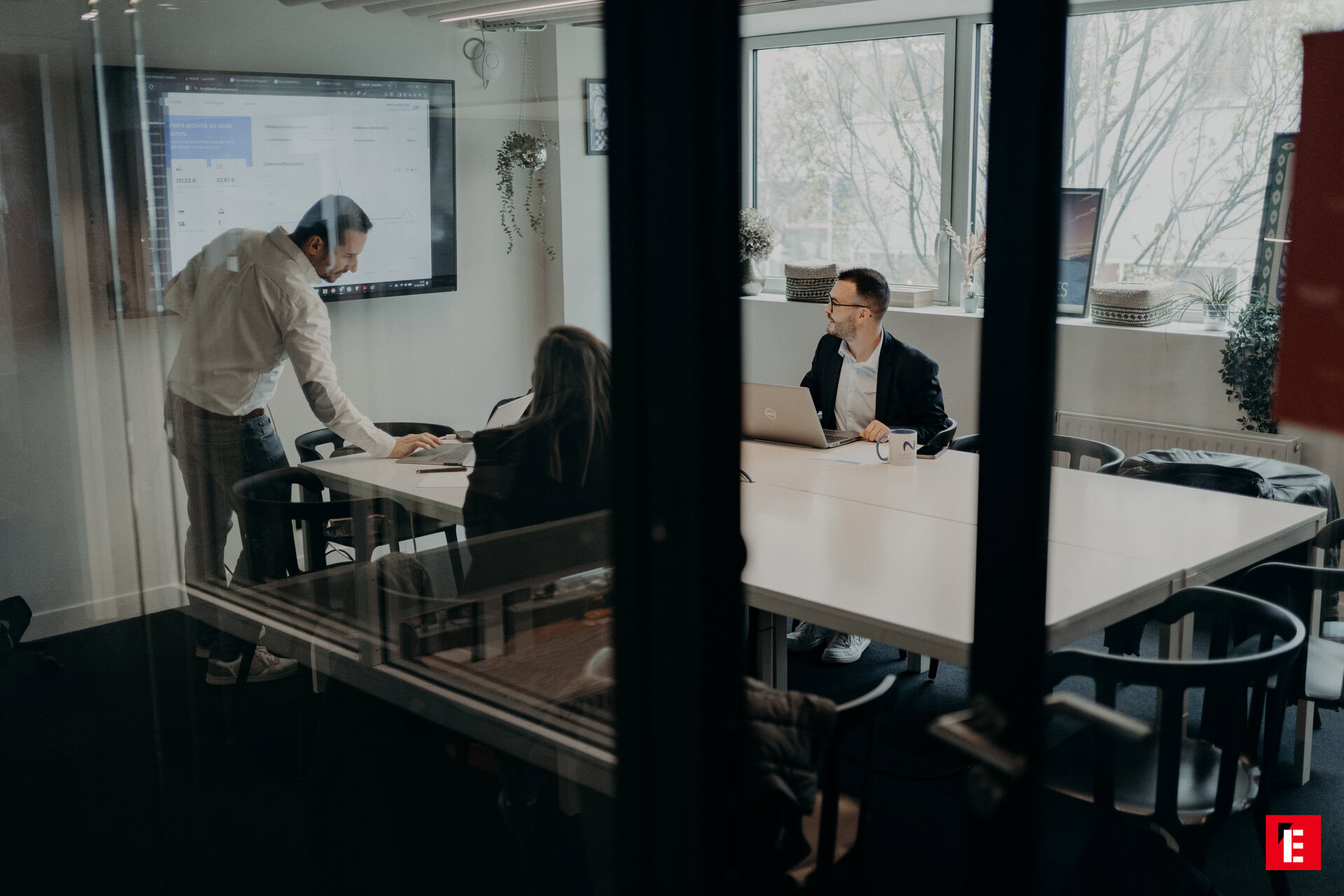réunion dÉquipe en salle vitrée moderne