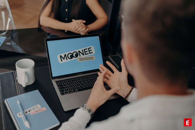 réunion d’affaires : présentation moonee sur laptop