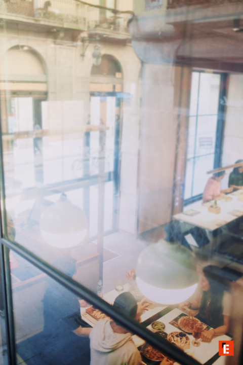 café junto a ventana con reflejos urbanos
