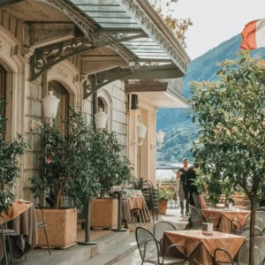 terrazza caffè storica sul lago con vista monti
