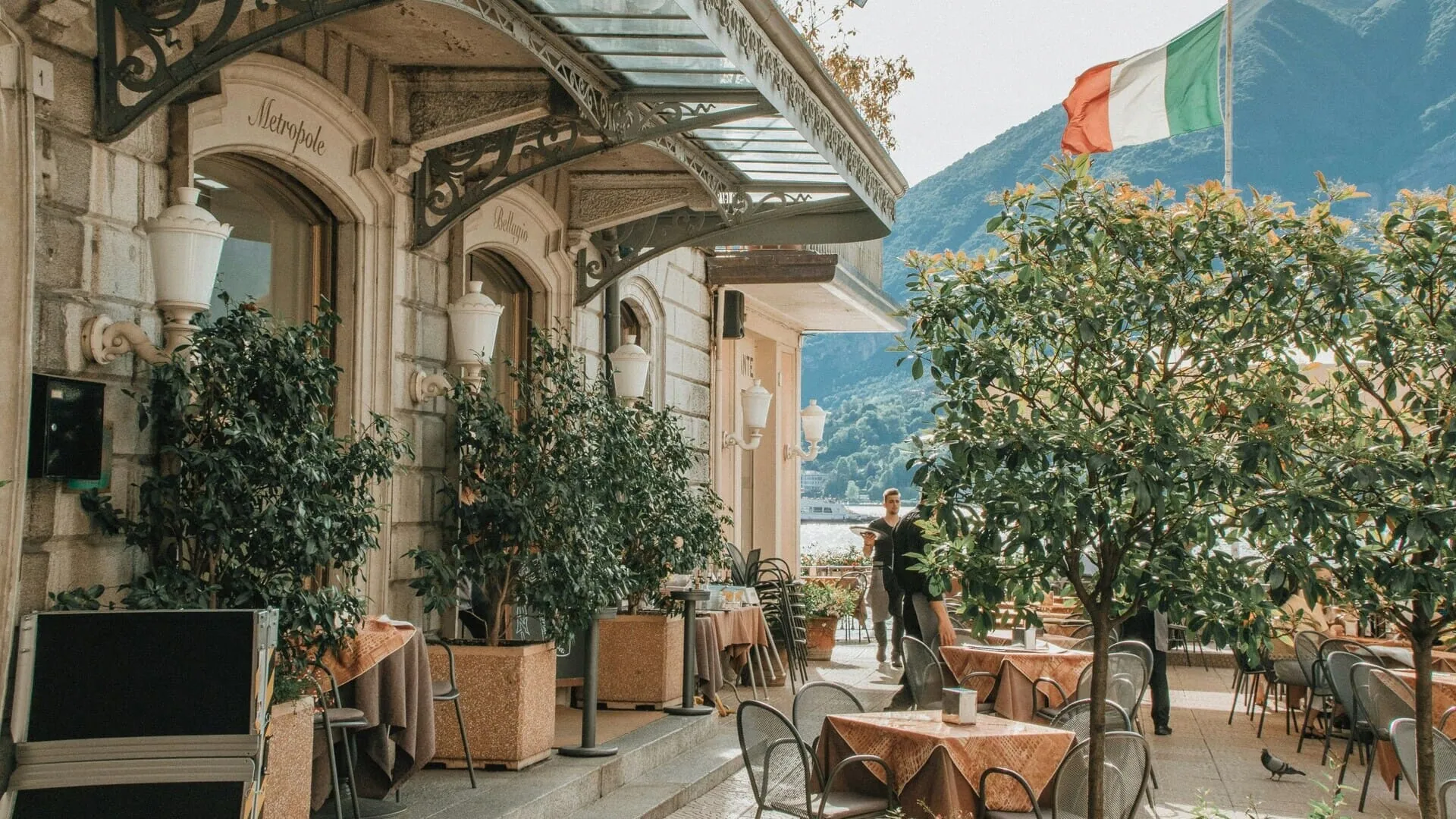 terrazza caffè storica sul lago con vista monti