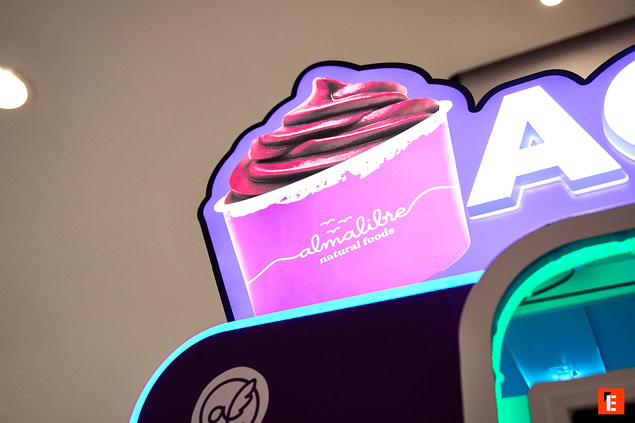 cartel neón de yogur soft rosa en centro comercial