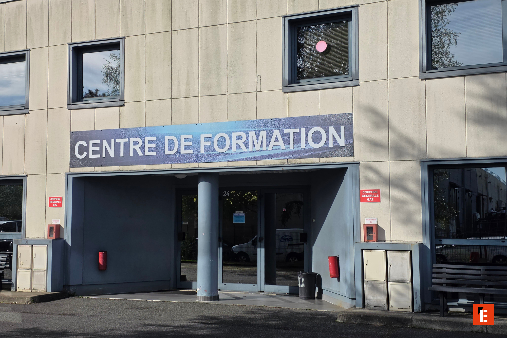entrée du centre de formation – façade et portes vitrées