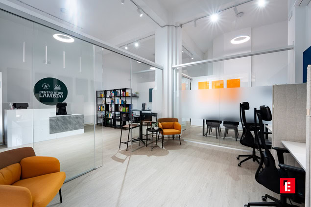 open space coworking con reception e area lounge