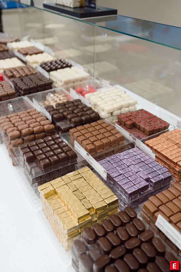 vetrina elegante di cioccolatini artigianali