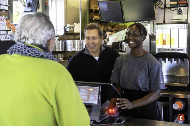 employés sourient au comptoir d’un fast‑food