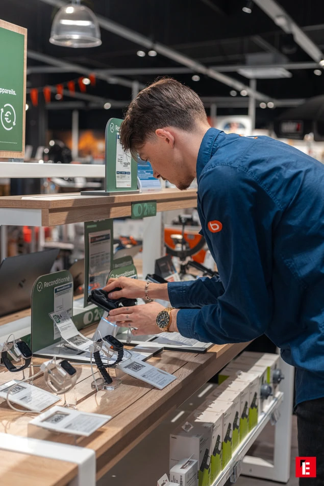client teste une montre connectée en boutique