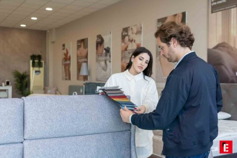 scelta tessuti per divano in showroom
