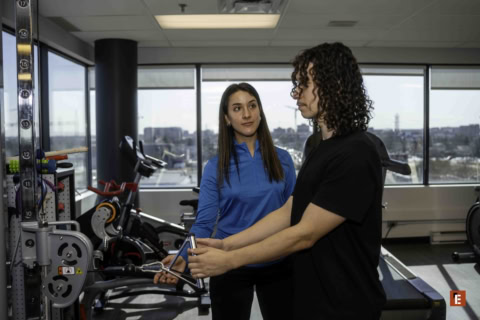 entraîneur et client à la poulie câble moderne