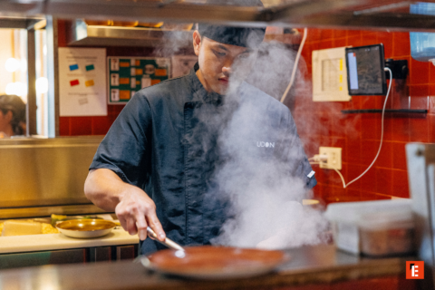 cocinero de udon entre vapor y plancha