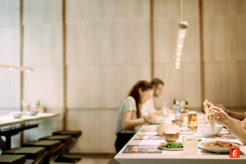 barra minimalista con fideos, arroz y cerveza