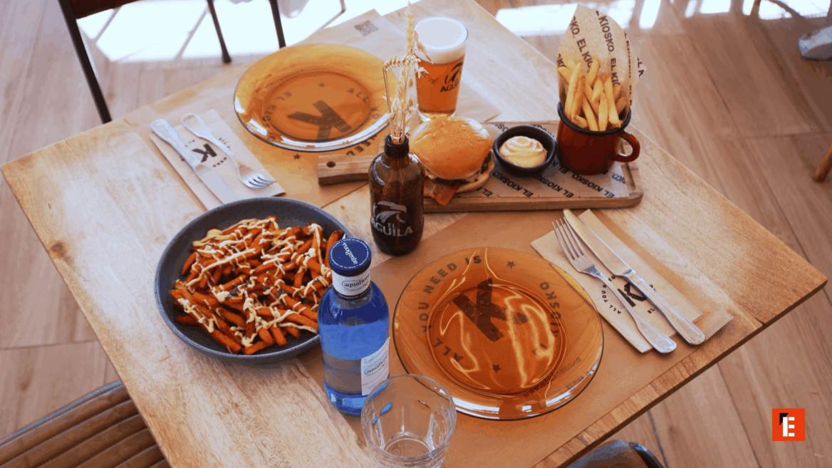 comida en mesa restaurante