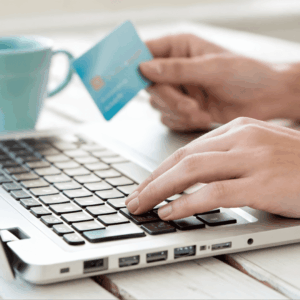 compra online persona con tarjeta y ordenador