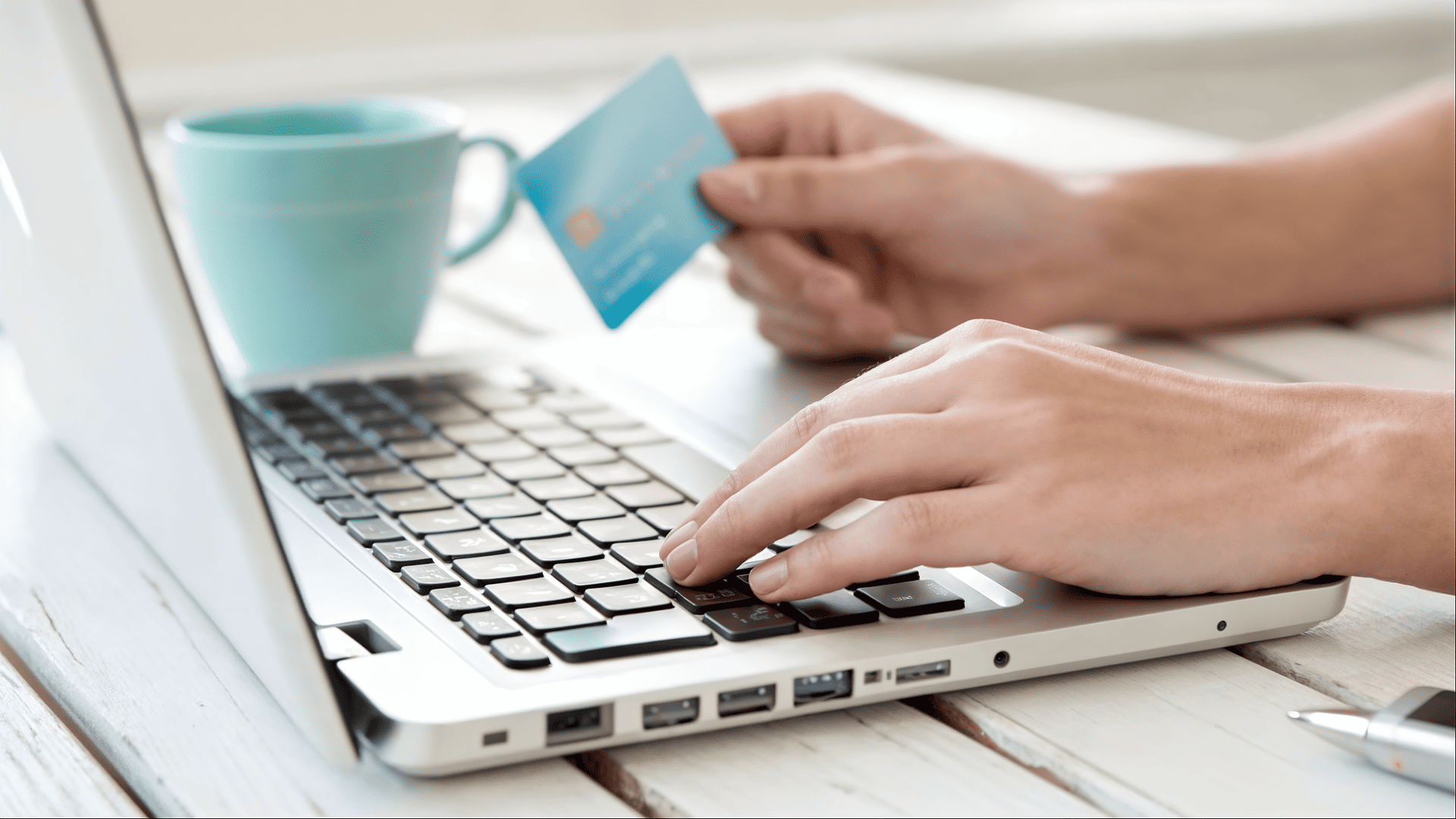 compra online persona con tarjeta y ordenador