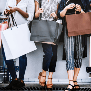 moda urbana: piernas y bolsas de compras