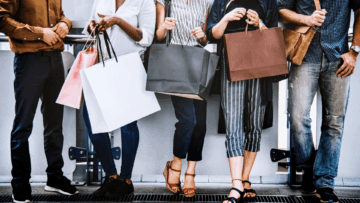 moda urbana: piernas y bolsas de compras