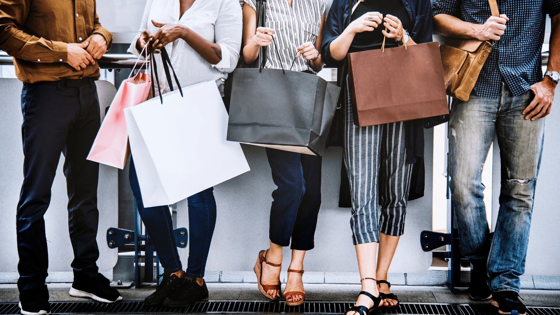 moda urbana: piernas y bolsas de compras