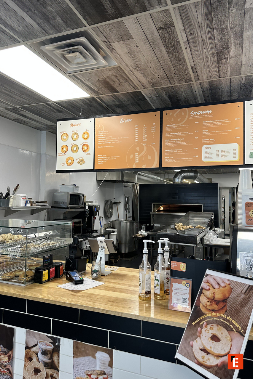 comptoir de bagels frais en boulangerie moderne