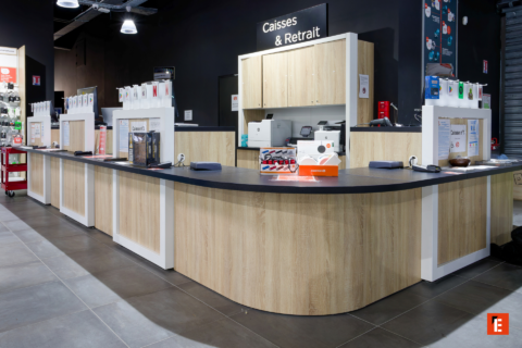 comptoir de caisses et retrait moderne en bois et noir