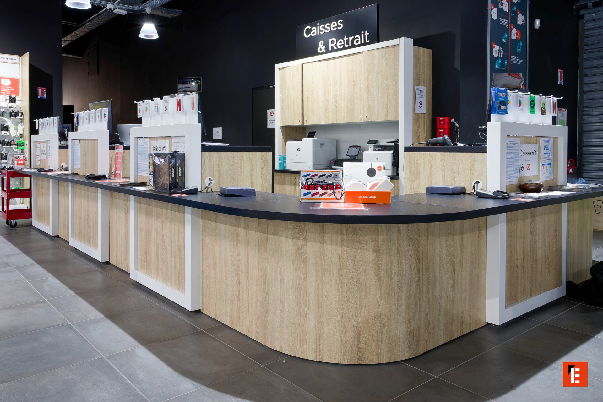 comptoir de caisses et retrait moderne en bois et noir