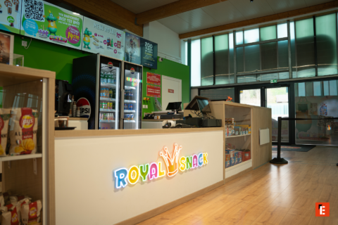 comptoir royal snack: concession lumineuse et frigos pepsi