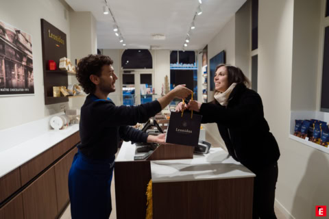 borsa regalo leonidas: scambio in boutique