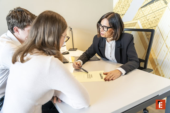 consulenza finanziaria: incontro con coppia in ufficio