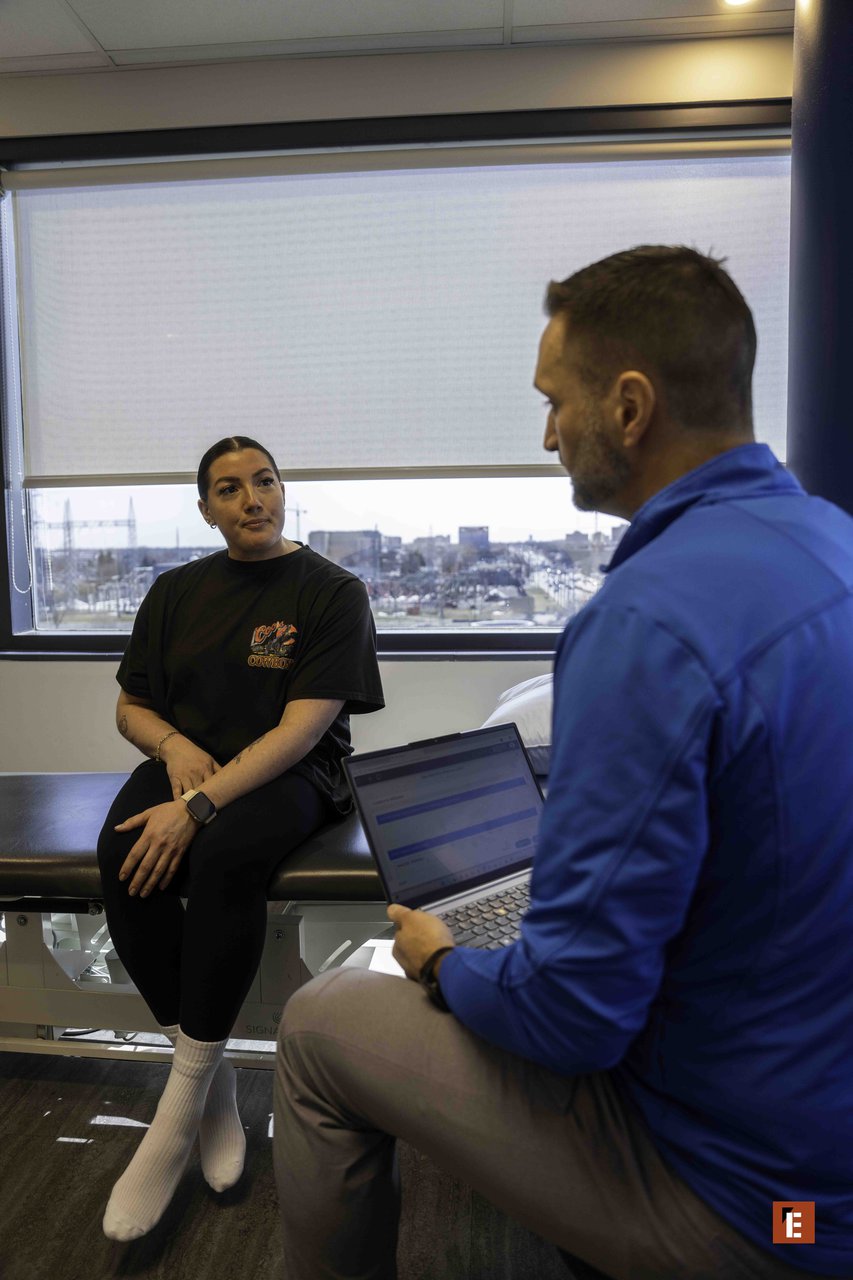 consultation en clinique avec ordinateur portable