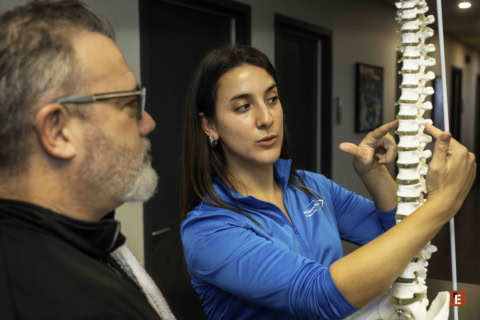 consultation colonne vertébrale : explications sur modèle