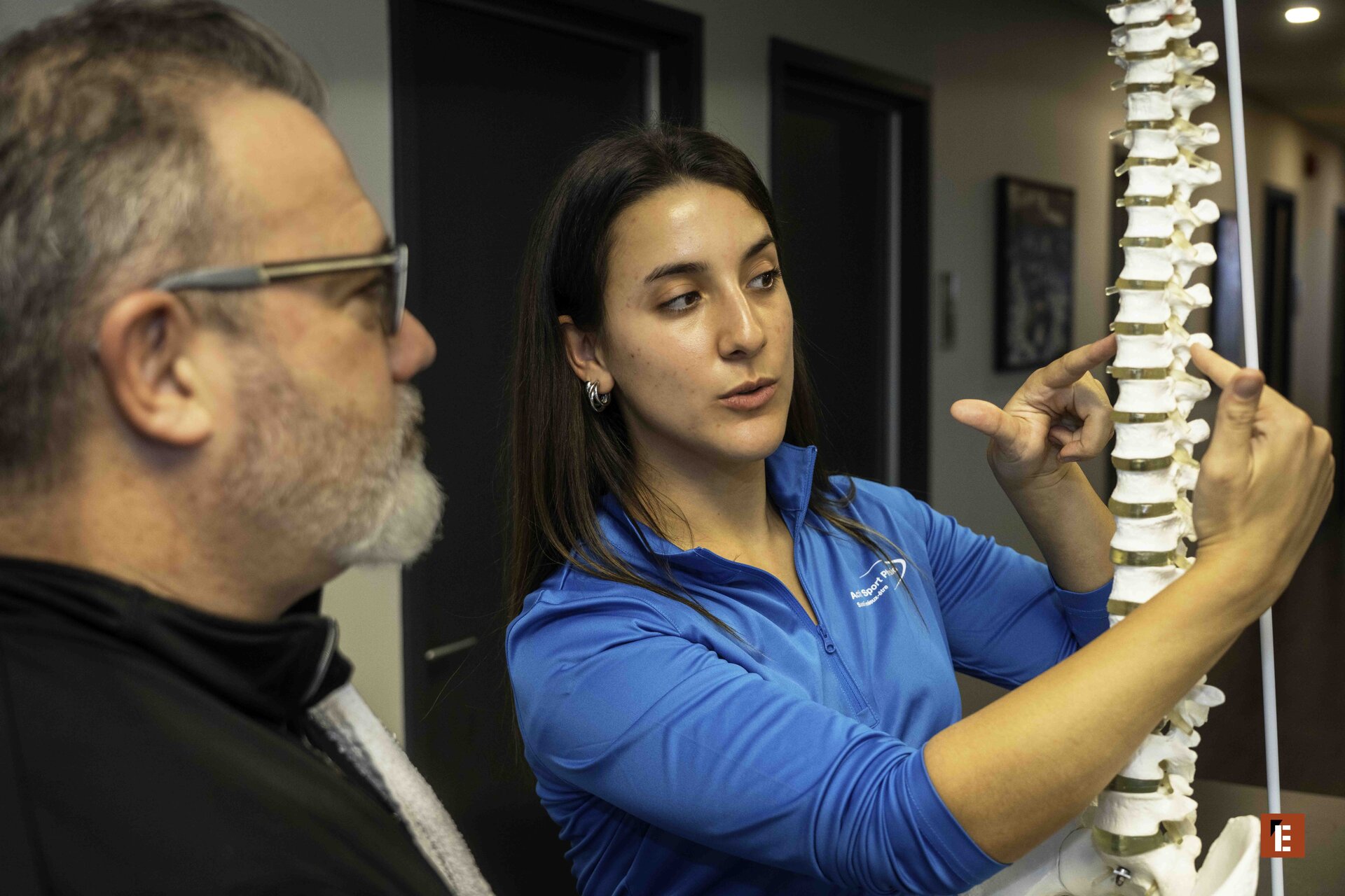 consultation colonne vertébrale : explications sur modèle